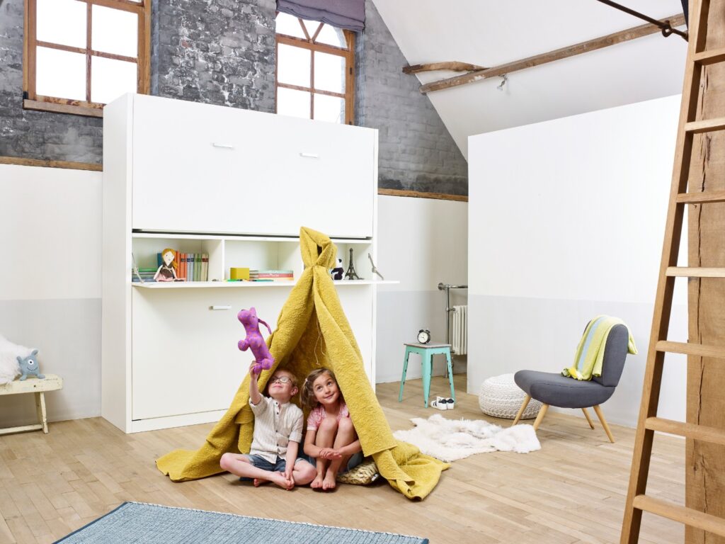 Kinderen in een tent bij een opklapstapelbed van Boone