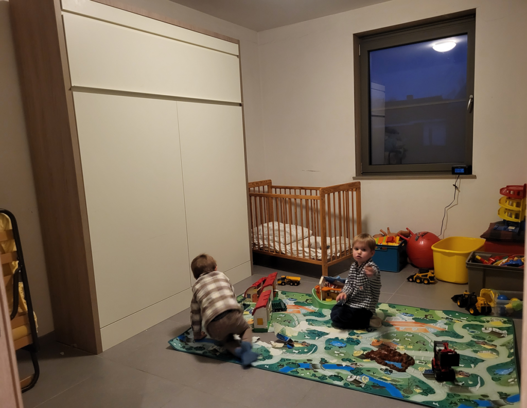 Opklapbed type Dorma gesloten met plaats voor spelende kinderen