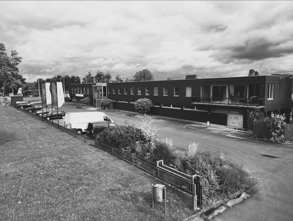 Gebouw van Boone in Poperinge met showroom en productie